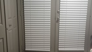 Une chambre à coucher avec un lit, deux portes et un couloir.