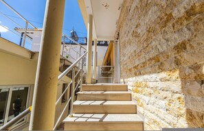A staircase with a stone wall on one side and a metal railing on the other. - Konak Lemon Guesthouse Heart of Vlora (Vlorë)