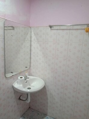 Bathroom - Mangkonlay Hostel (Tha phe)