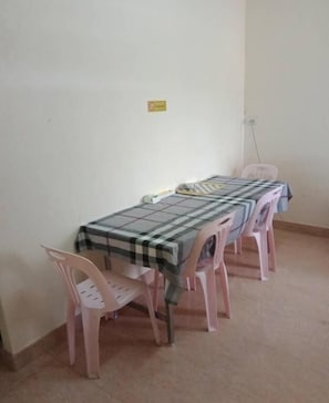 Dining - Mangkonlay Hostel (Tha phe)