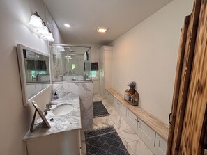 Douche, serviettes fournies, savon, papier toilette