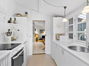 Kylskåp, diskmaskin och grytor/köksredskap