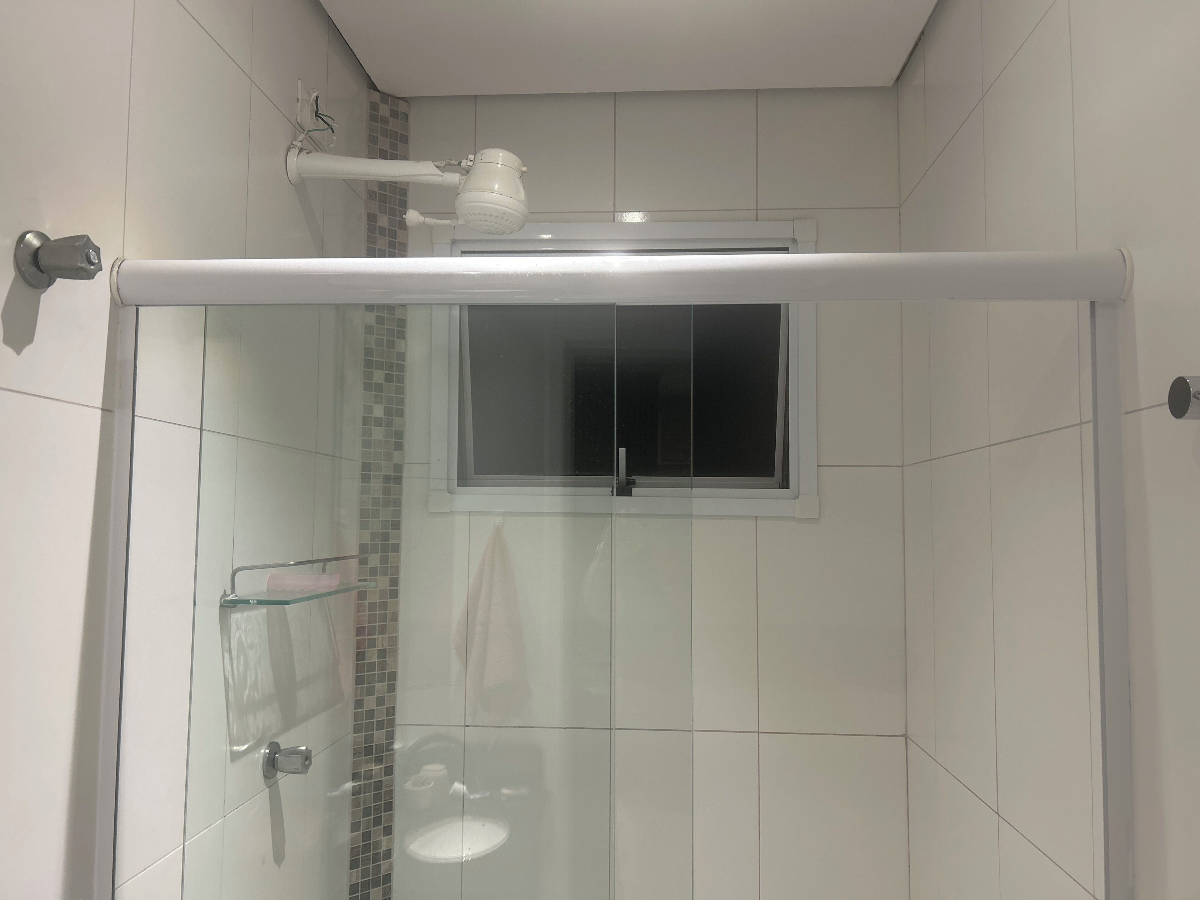 Toalhas de banho, sabonete, papel higiênico 