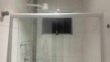 Toalhas de banho, sabonete, papel higiênico