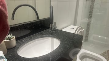 Toalhas de banho, sabonete, papel higiênico
