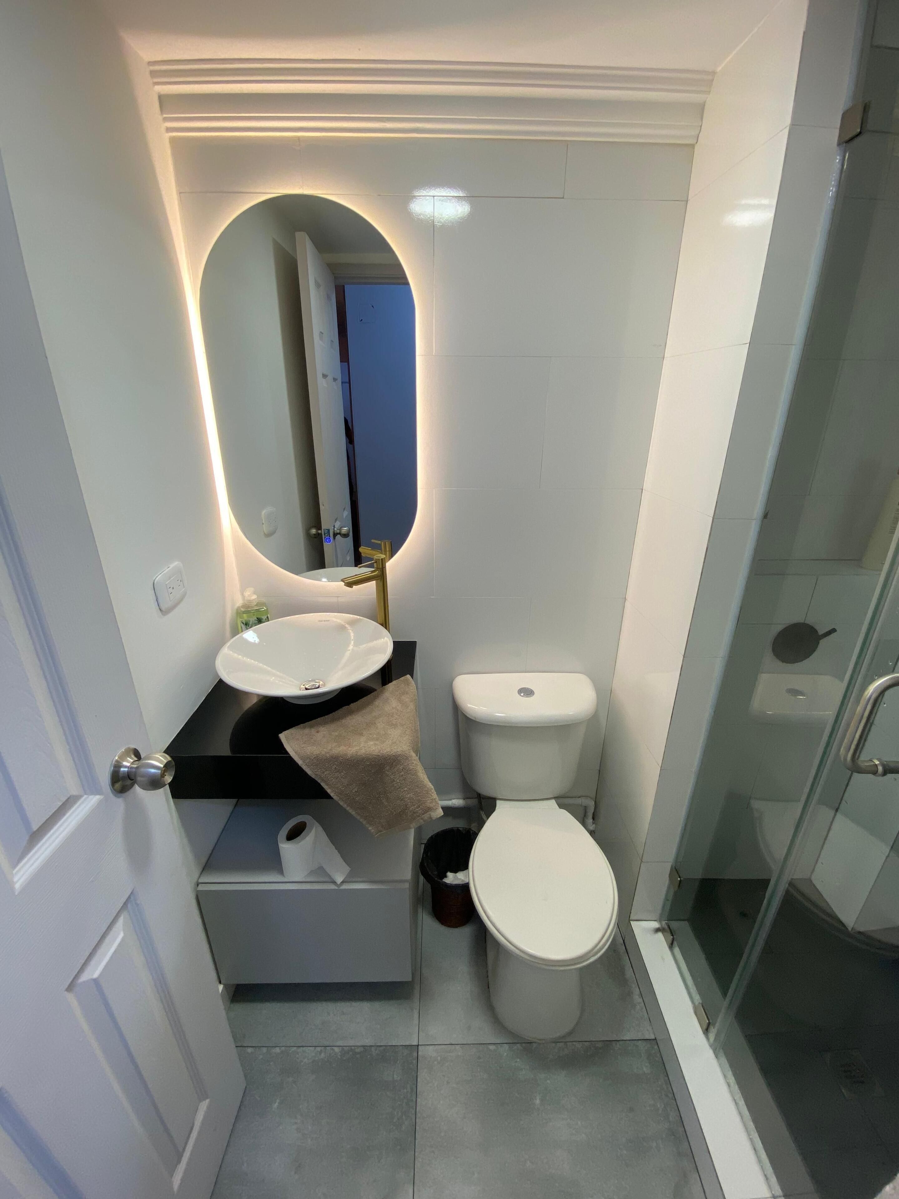 Douche, serviettes fournies, papier toilette
