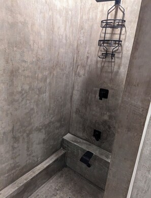 Haartrockner, Handtücher, Seife, Toilettenpapier