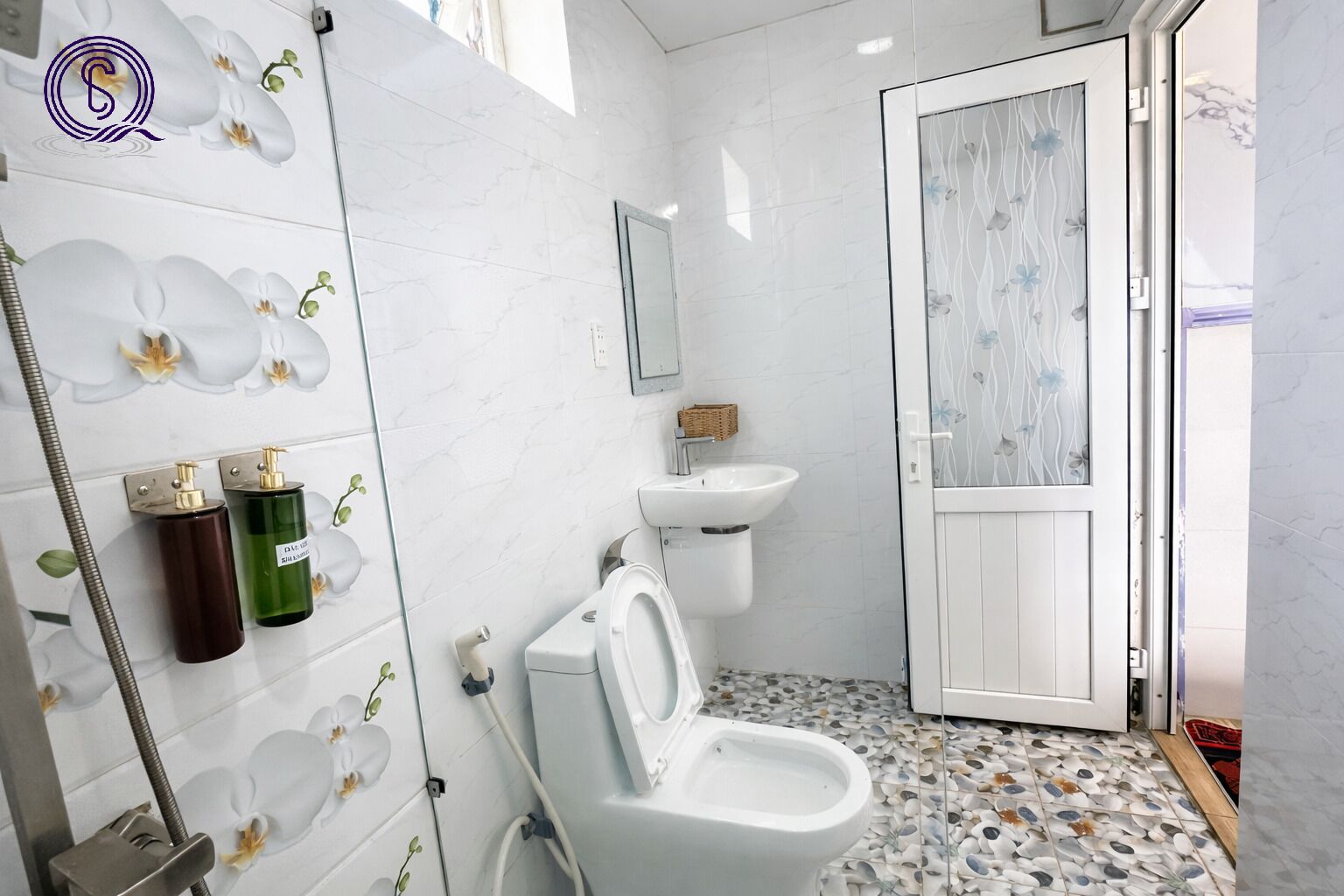 Douche, sèche-cheveux, chaussons, serviettes fournies