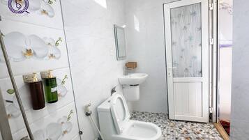 Douche, sĂšche-cheveux, chaussons, serviettes fournies