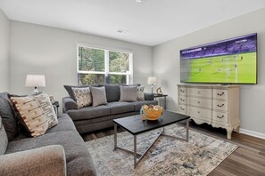 Living area - Close to Downtown Conway, 1-Mile to CCU & 2- Miles to Conway Medical Center (Conway)