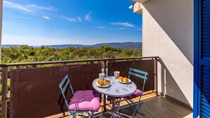 A balcony with a table, chairs, and a view of the landscape. - Wabi Sabi Apt8 Pool & Sea View, Brzac, Croatia (Brzac)