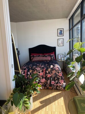 Tabla de planchar con plancha, wifi y ropa de cama 