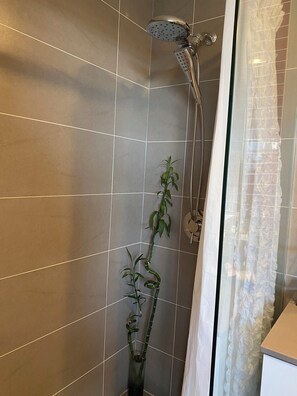 Secadora de cabello, bidet, toallas, jabón 