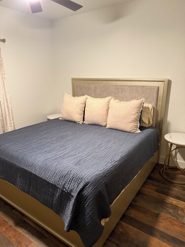 Nestled between both Bonham Lake and The New Bois D Arc Cozy 2-bedroom cabin