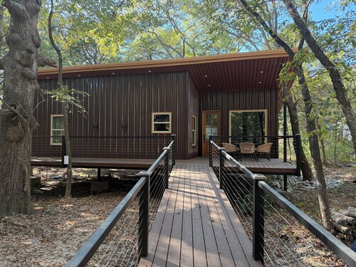 Nestled between both Bonham Lake and The New Bois D Arc Cozy 2-bedroom cabin