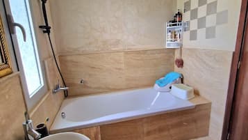 Haartrockner, Handtücher, Seife, Toilettenpapier