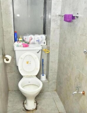 Serviettes fournies, savon, papier toilette