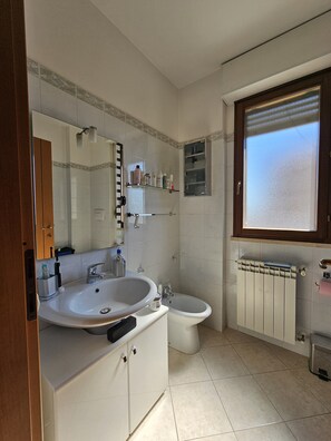 Bathroom - Francis Family Home (Roma)