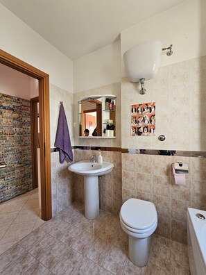 Bathroom - Vrbo Property (Roma)