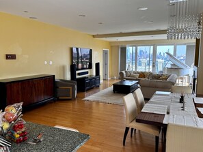 Interior - World Cup Base: 15 Min to NYC & MetLife + 2 Private Parking Spots + NYC skyline (Union City)