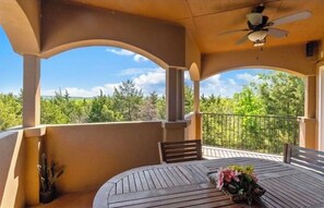 Outdoor dining - 3-bedroom townhome in terrific Grand Prairie 20min from ATT Stadium (Grand Prairie)