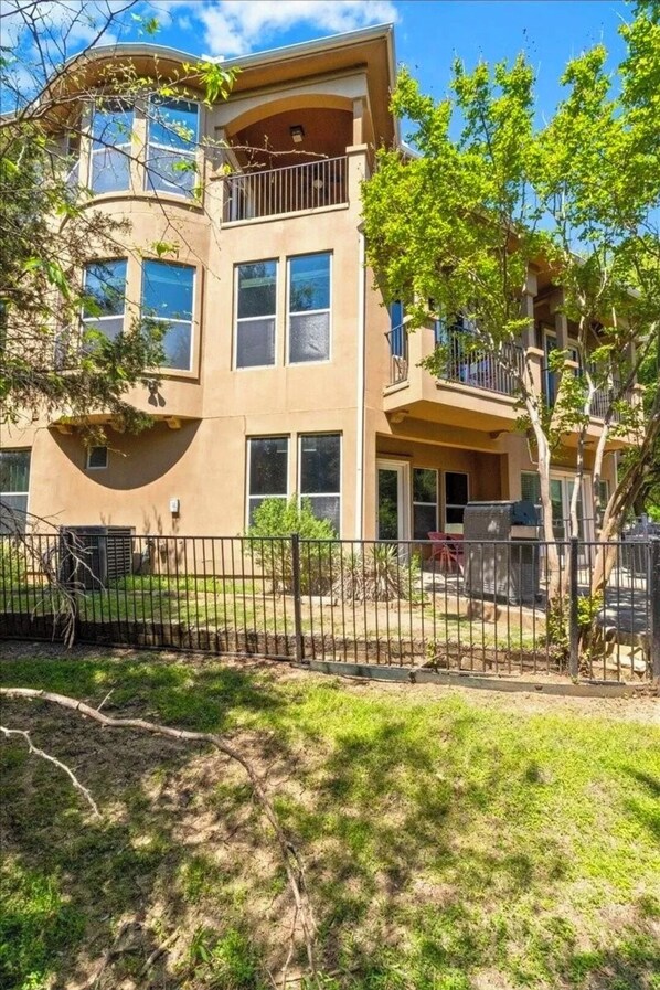 Exterior - 3-bedroom townhome in terrific Grand Prairie 20min from ATT Stadium (Grand Prairie)