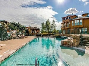 Pool - 3-bedroom townhome in terrific Grand Prairie 20min from ATT Stadium (Grand Prairie)
