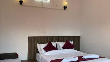 Quarto triplo superluxo, sacada, vista para a colina | Wi-Fi de cortesia