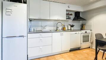 Kylskåp, mikrovågsugn, spishäll och diskmaskin