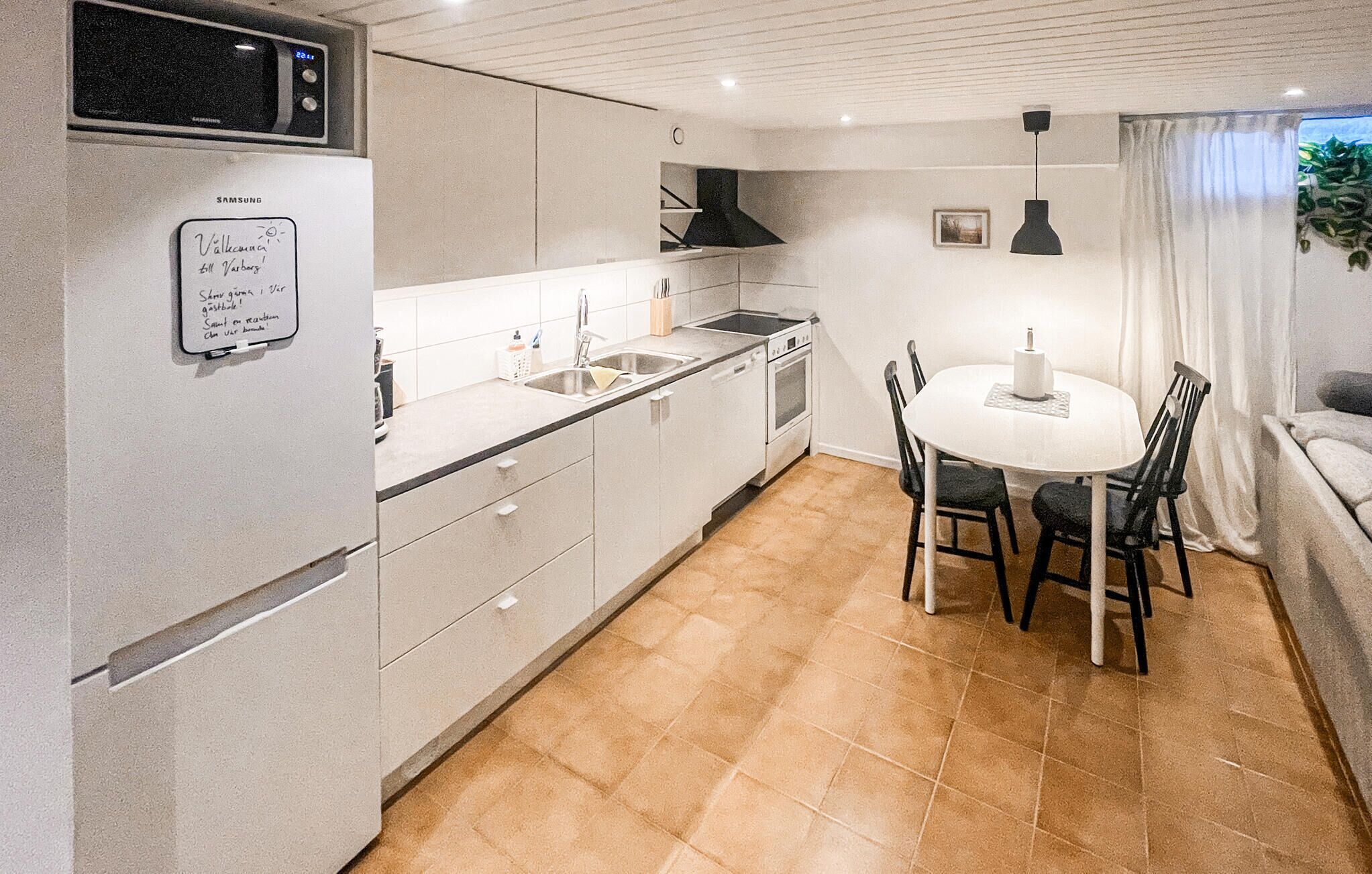 Réfrigérateur, micro-ondes, plaque de cuisson, lave-vaisselle