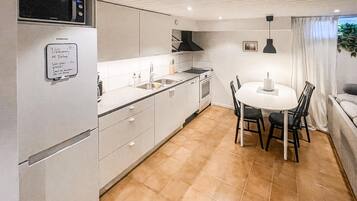 Réfrigérateur, micro-ondes, plaque de cuisson, lave-vaisselle