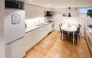 Coffee/tea maker, fridge, microwave, stovetop