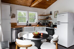 Jääkaappi, mikroaaltouuni, uuni, liesi