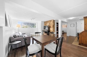 Smart TV - Bright 4BR Home + Huge Yard | Walk to Lonsdale (North Vancouver)