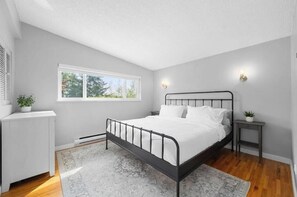4 bedrooms, WiFi, bed sheets - Bright 4BR Home + Huge Yard | Walk to Lonsdale (North Vancouver)