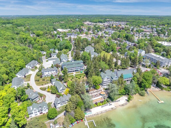 Vista aérea de una zona residencial con casas, una playa y un muelle.