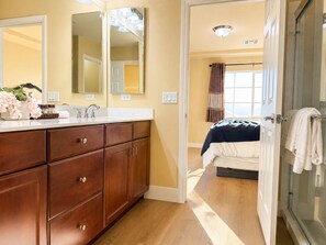 5 habitaciones, tabla de planchar con plancha, wifi y ropa de cama 