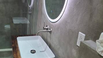 Ducha, artículos de tocador gratuitos, secador de pelo, toallas
