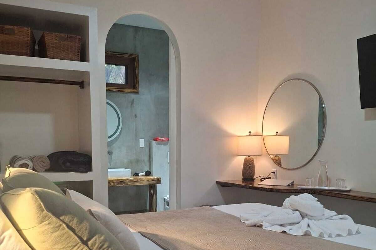 Caja de seguridad en la habitación y escritorio 