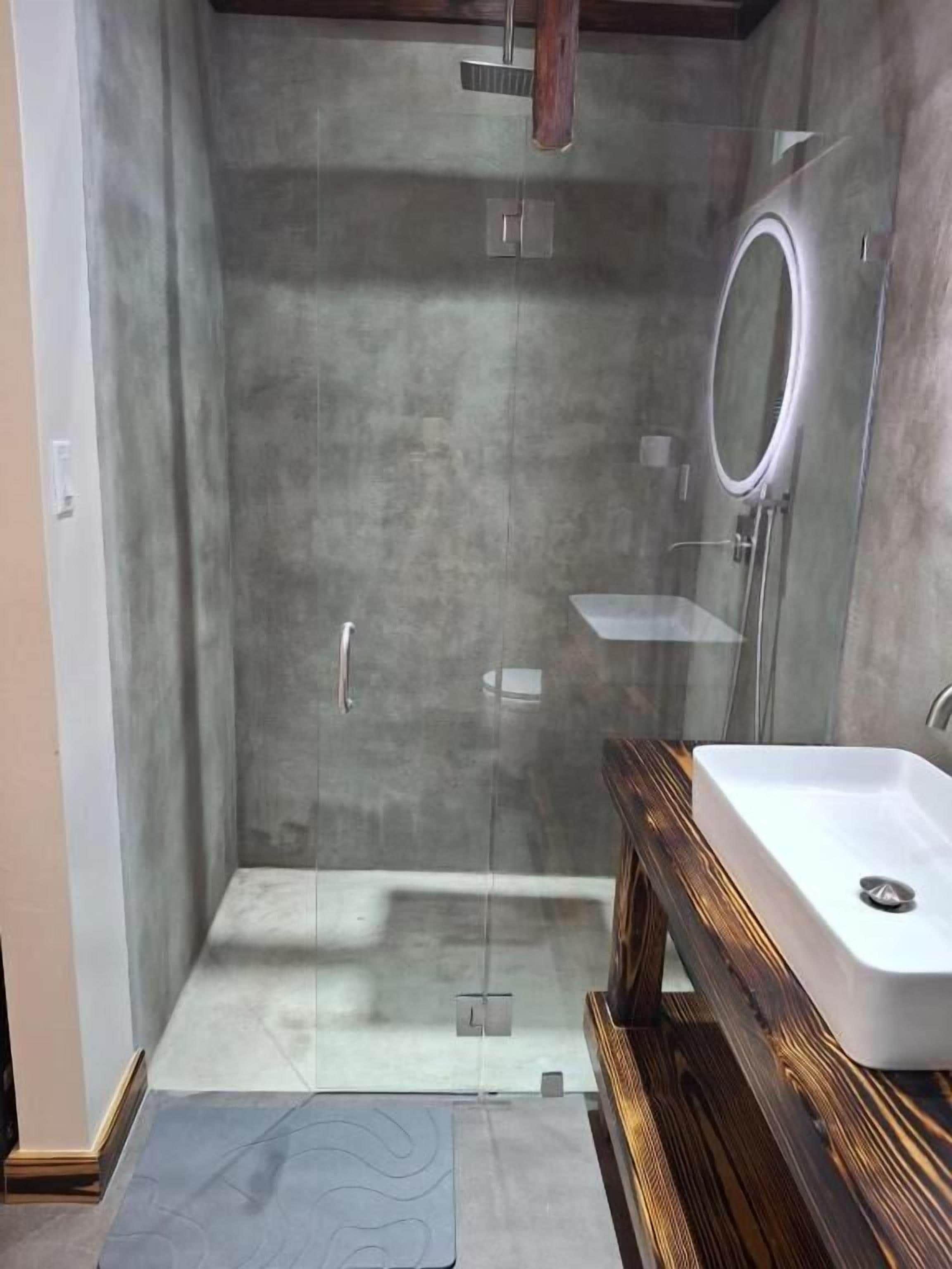 Chambre Double, réfrigérateur, vue jardin | Salle de bain | Douche, articles de toilette gratuits, sèche-cheveux
