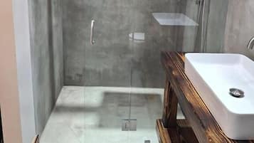 Chambre Double, réfrigérateur, vue jardin | Salle de bain | Douche, articles de toilette gratuits, sèche-cheveux