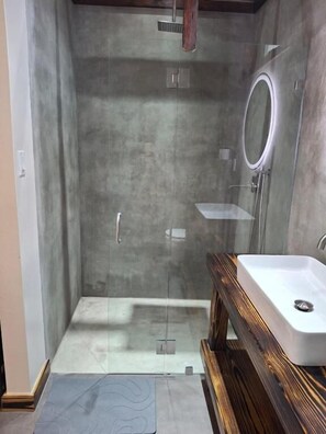 Habitación doble, refrigerador, vista al jardín | Baño | Regadera, amenidades de baño gratuitas, secadora de cabello, toallas 