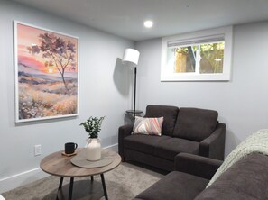 Smart TV, books - 10 min drive to Space Needle and Cruises - Queen Anne Private Basement Suite (Seattle)