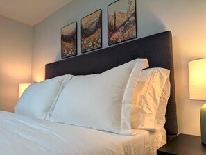 2 bedrooms, desk, iron/ironing board, travel cot - 10 min drive to Space Needle and Cruises - Queen Anne Private Basement Suite (Seattle)