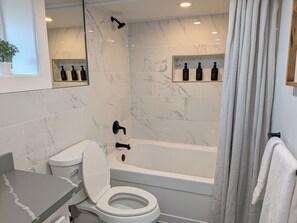 Hair dryer, towels, soap, shampoo - 10 min drive to Space Needle and Cruises - Queen Anne Private Basement Suite (Seattle)