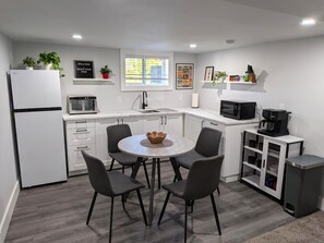 Fridge, microwave, oven, stovetop - 10 min drive to Space Needle and Cruises - Queen Anne Private Basement Suite (Seattle)