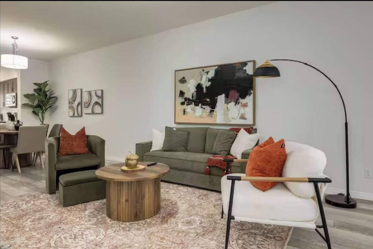 Room, 1 Bedroom | Living area