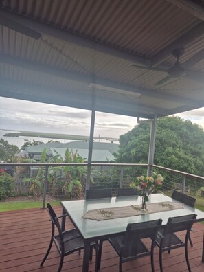 Outdoor dining - River Heads Retreat (River Heads)