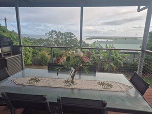 Outdoor dining - River Heads Retreat (River Heads)