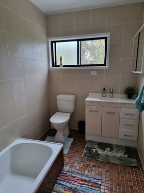 Douche, serviettes fournies, papier toilette